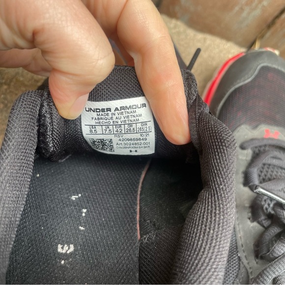 UNDER ARMOUR Men’s Black Red Charged Assert Sneakers Size 8.5 - Picture 7 of 10